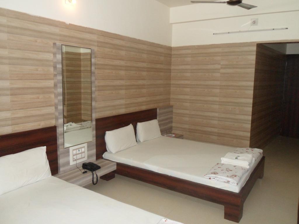 Hotel Madhusudan Dwārka Cameră foto