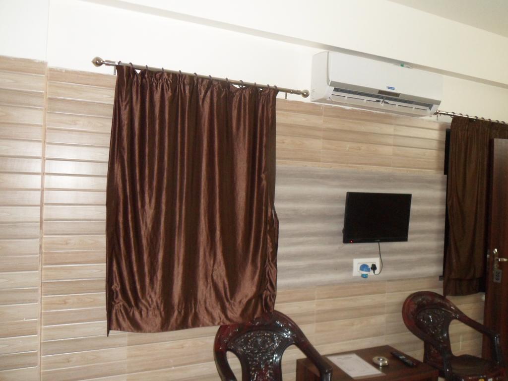 Hotel Madhusudan Dwārka Cameră foto